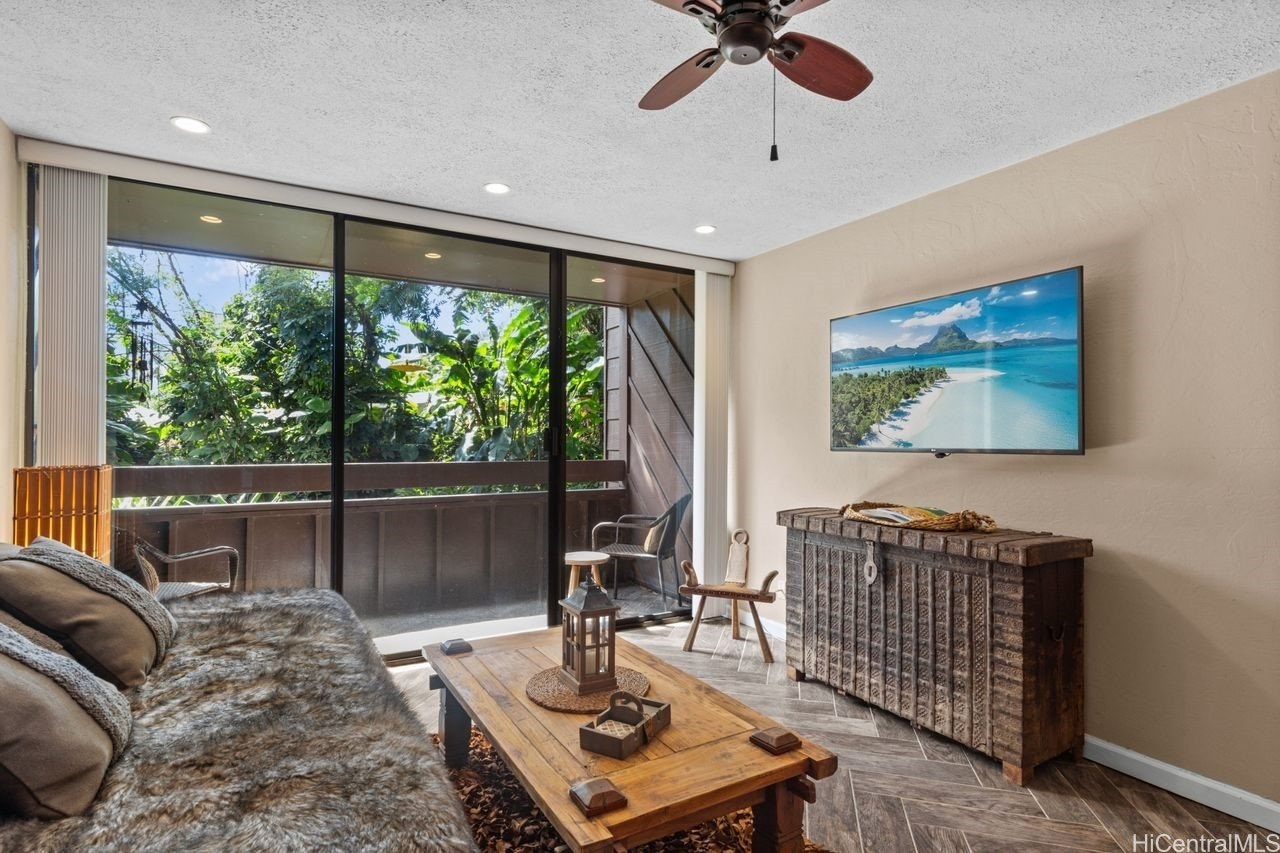Living area of 51-636 Kamehameha Highway #215 in Kaaawa, Hawaii